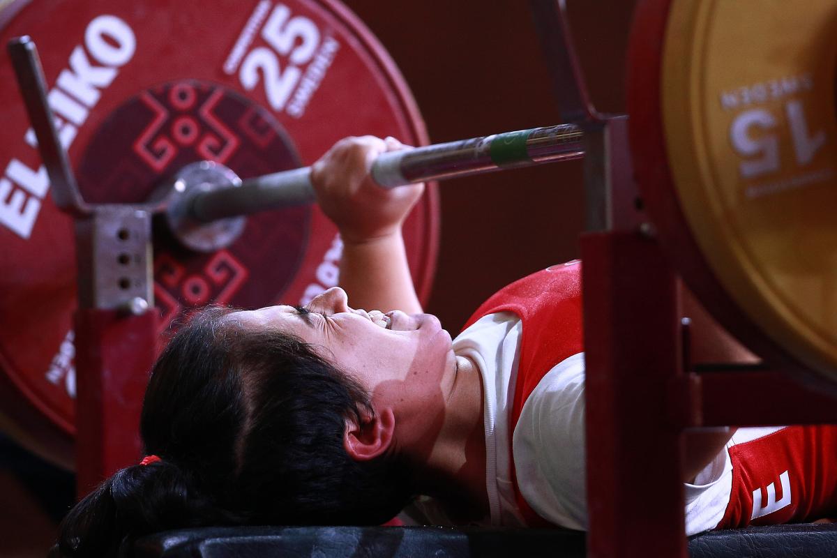 Turkish powerlifter Besra Duman lifting the bar